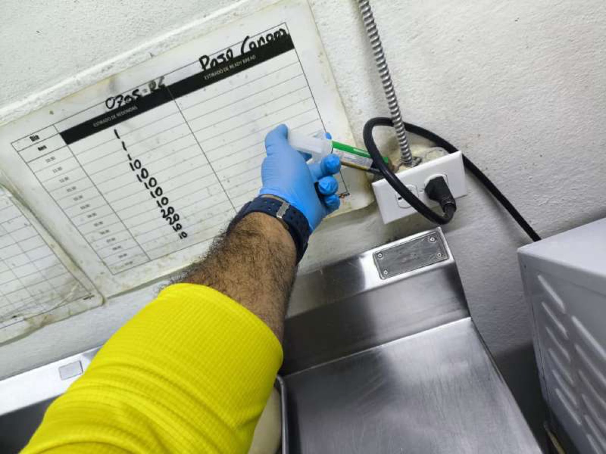 Bitácora de control de plagas firmada en la pared