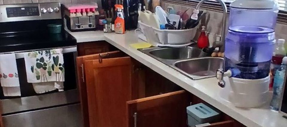 Cocina residencial ordenada antes de un servicio de control de plagas