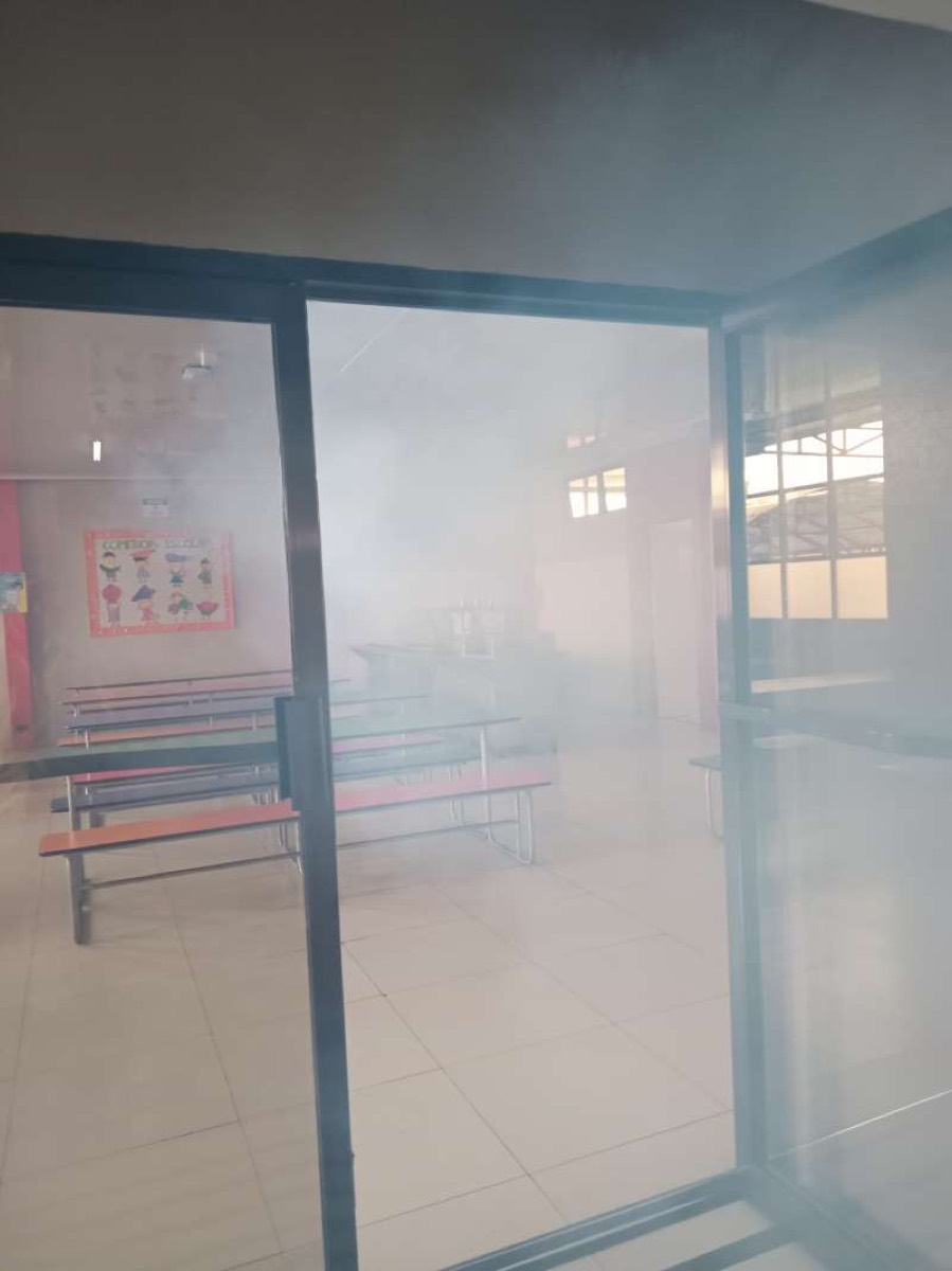 Nebulización del comedor escolar de una escuela en Costa Rica durante el receso