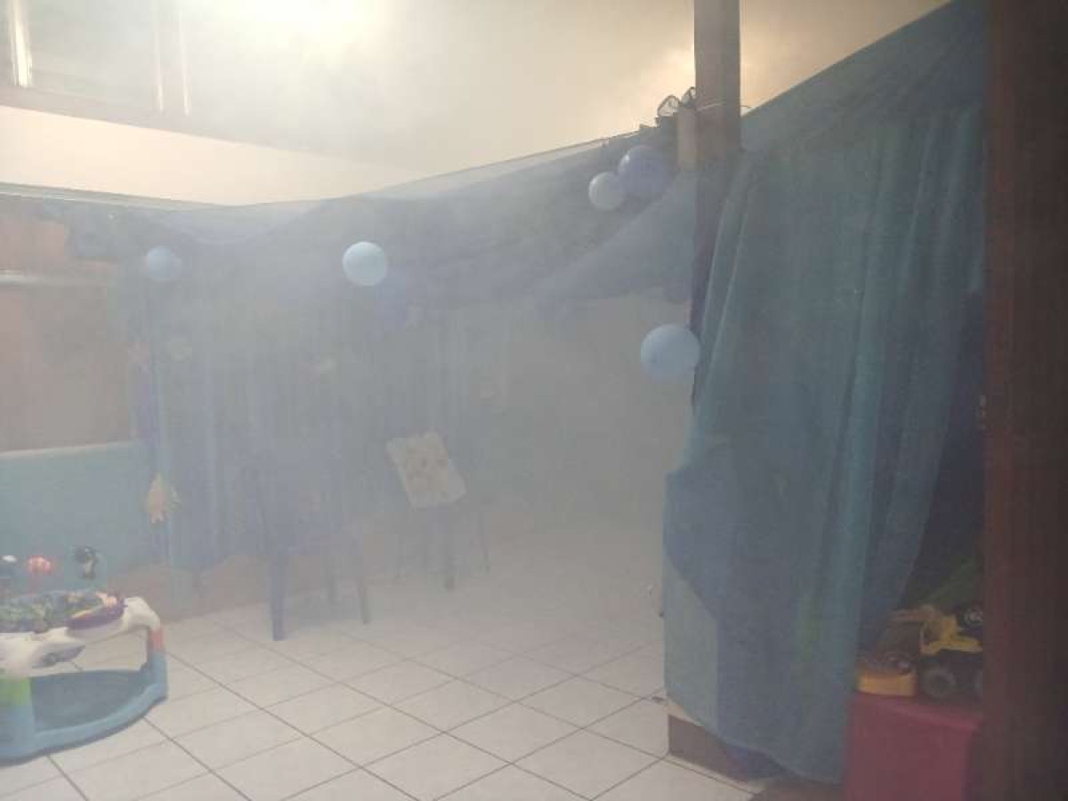 Tratamiento profesional de control de plagas en un dormitorio