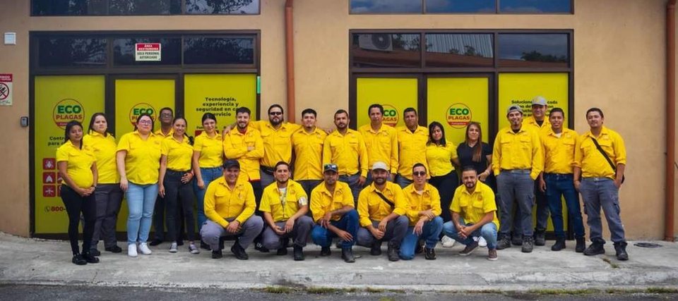 Equipo de técnicos de EcoPlagas en la sede