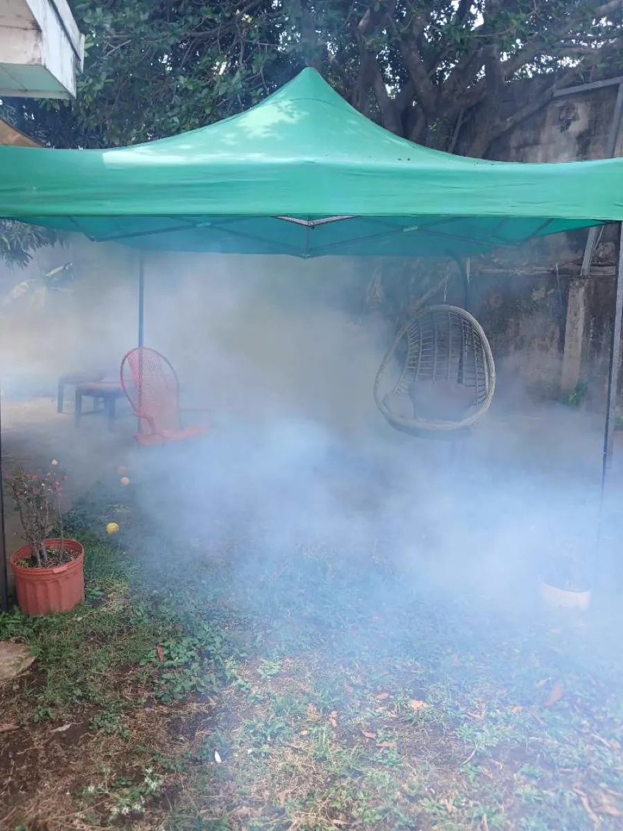 Nébulisation contre les moustiques dans le jardin d'une maison au Costa Rica
