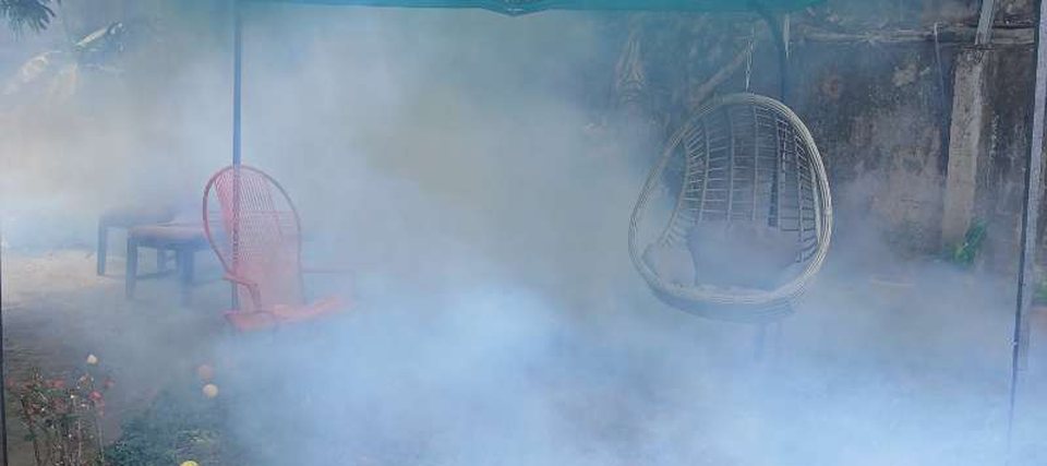 Nebulización de control de plagas en el patio de una vivienda