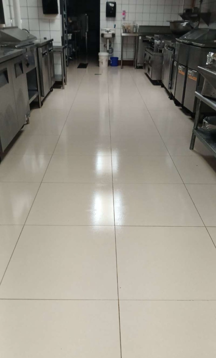 Sol de cuisine commerciale propre après un service de lutte antiparasitaire