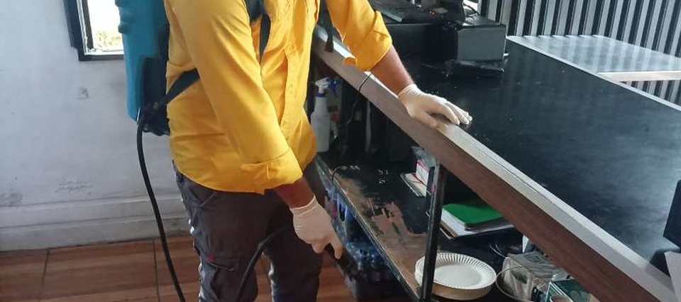 Técnico de EcoPlagas con equipo de protección durante un servicio