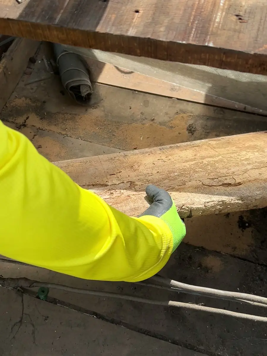 Madera dañada que sale al abrir el cielorraso