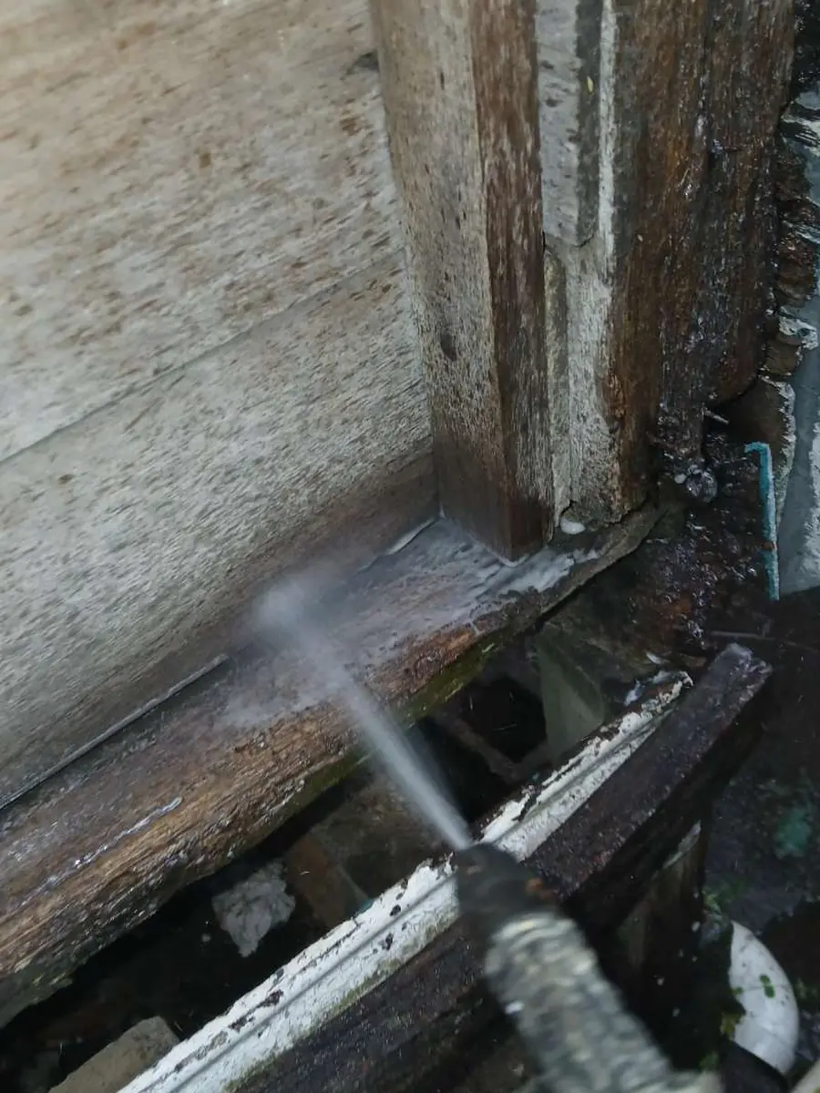Aplicación en la madera dañada de la pared exterior