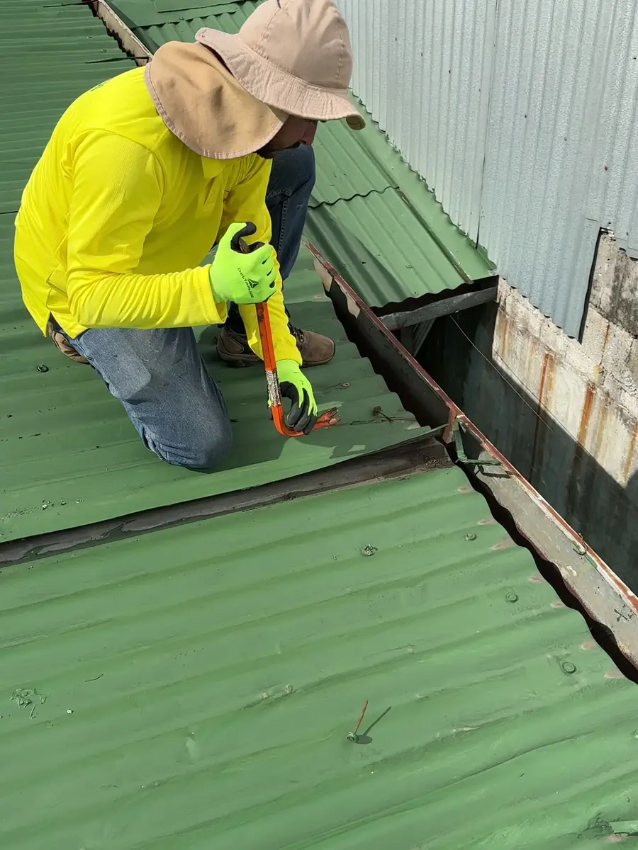 Técnico retirando la tornillería del zinc para abrir el techo