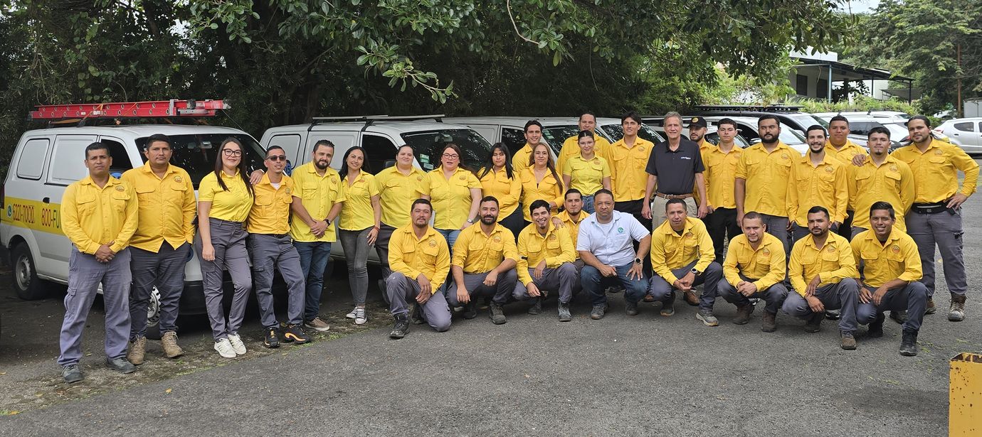 El equipo de EcoPlagas frente a los vehículos de la empresa