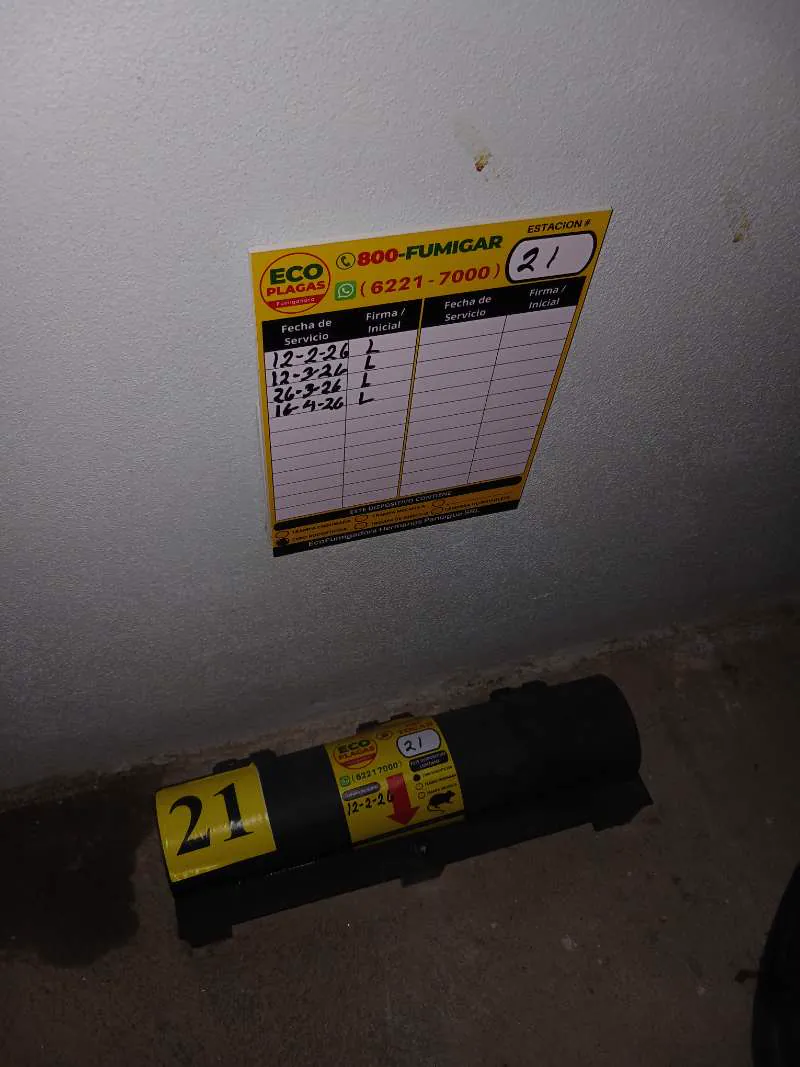 Estación de control de roedores rotulada, con su bitácora