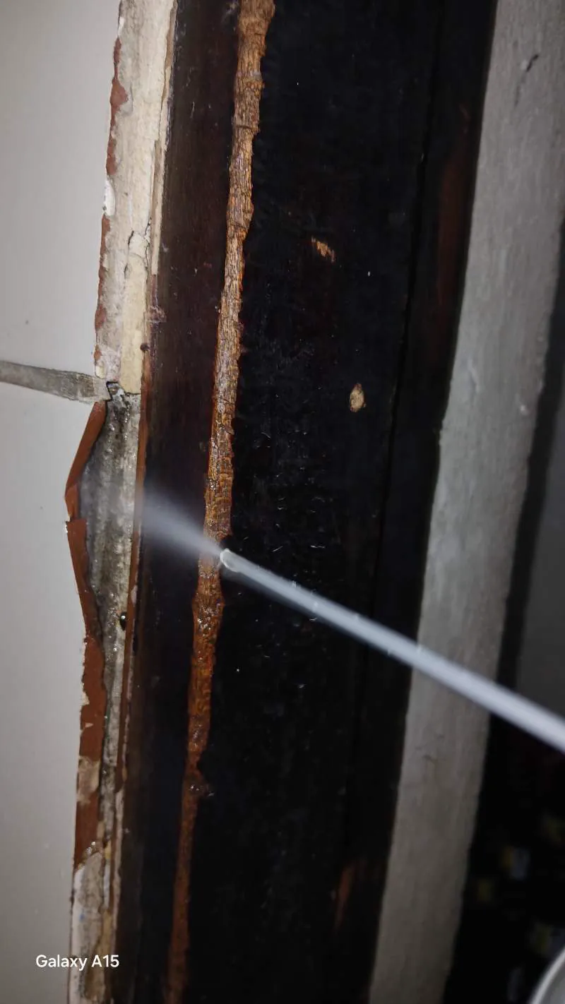 Inyección a presión de producto para madera en un marco de puerta