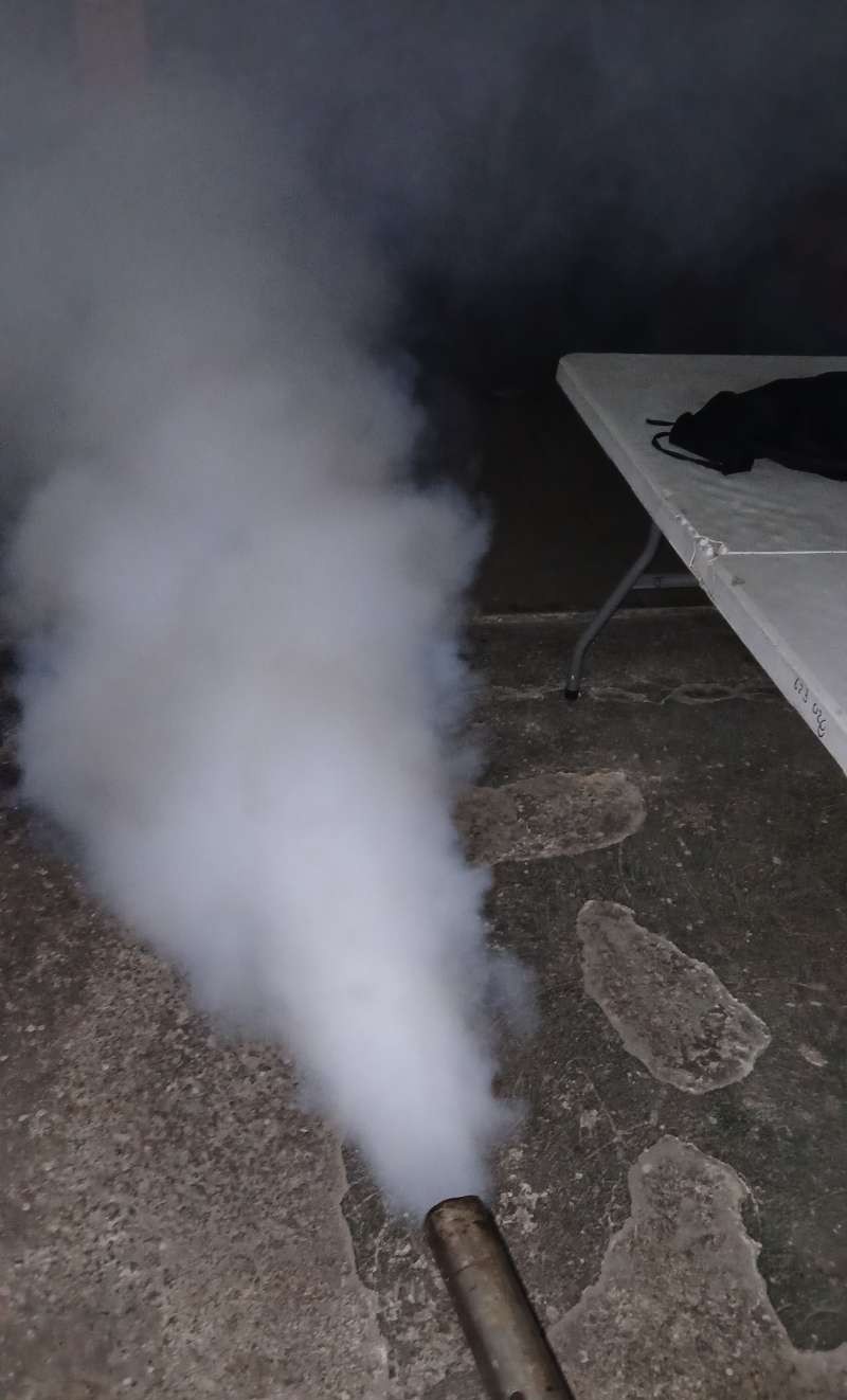 Column of fog coming out of the nozzle of the professional EcoPlagas thermal fogger