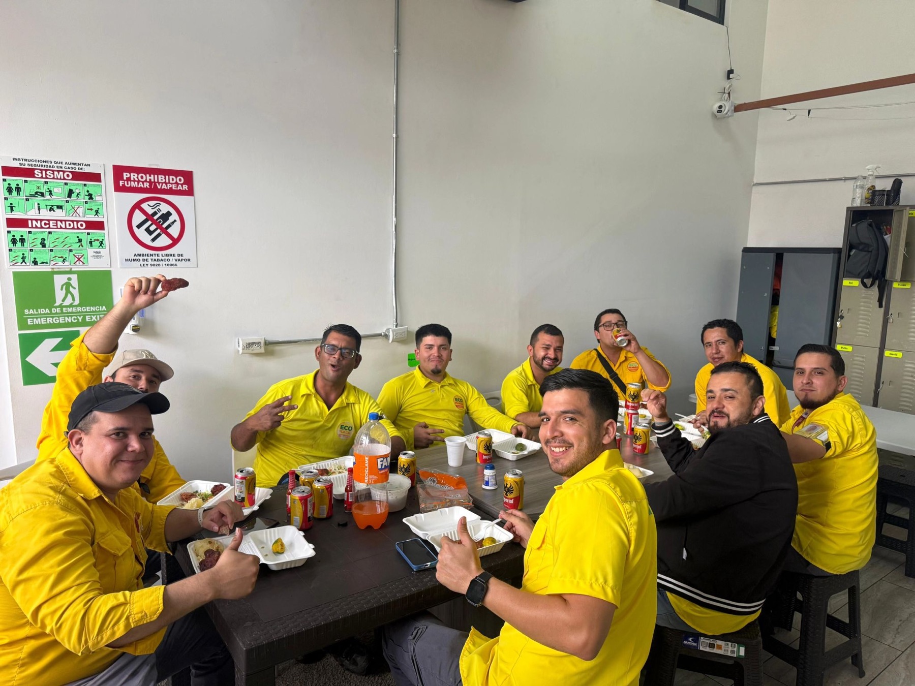 El equipo de EcoPlagas almorzando junto