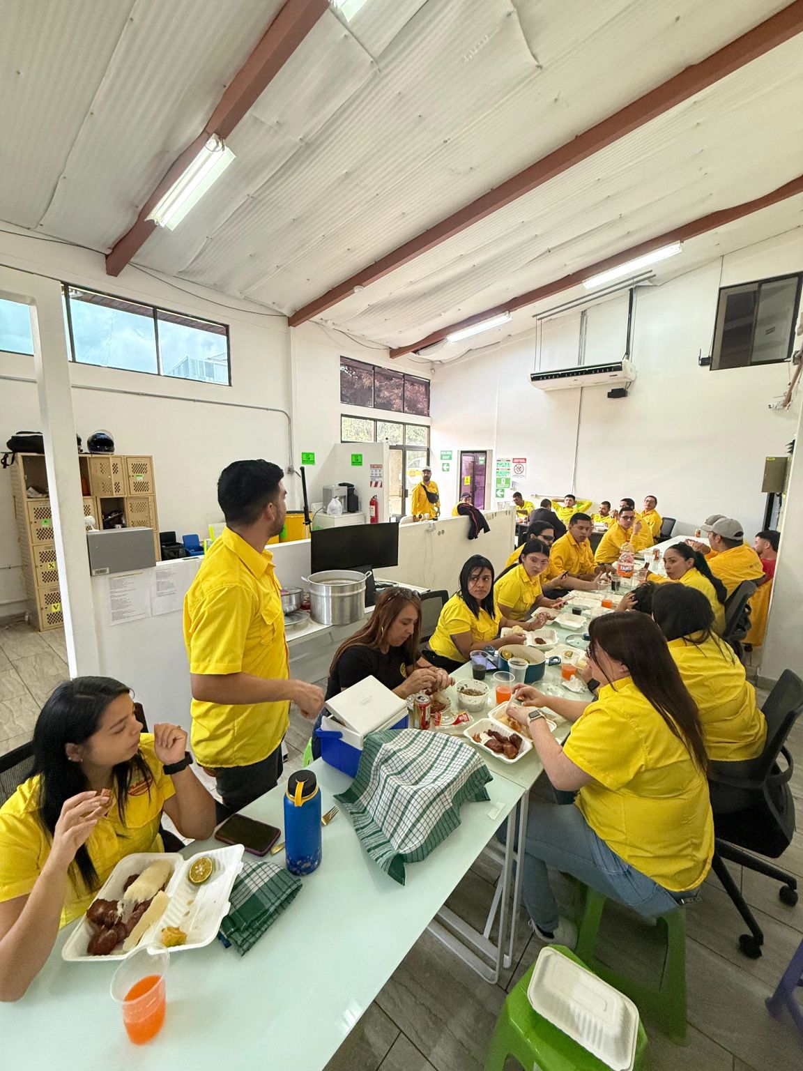 El equipo completo compartiendo el almuerzo