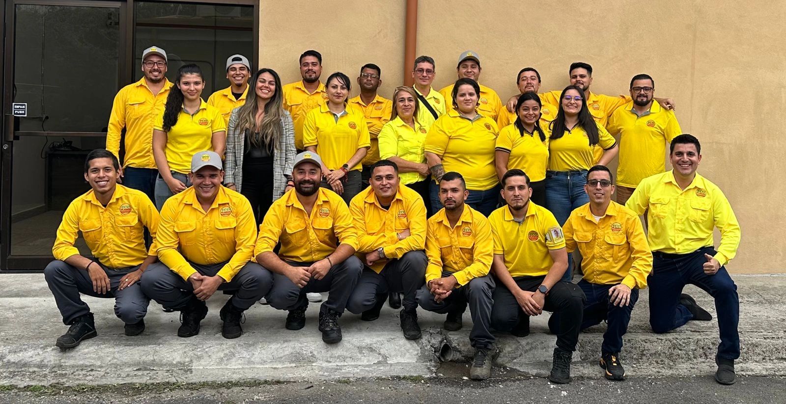Todo el equipo de EcoPlagas reunido frente a la bodega