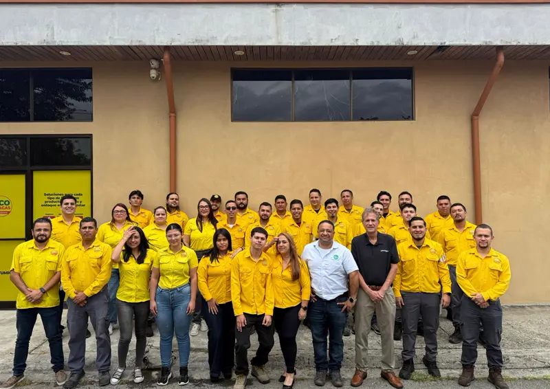 Équipe de techniciens EcoPlagas en uniforme
