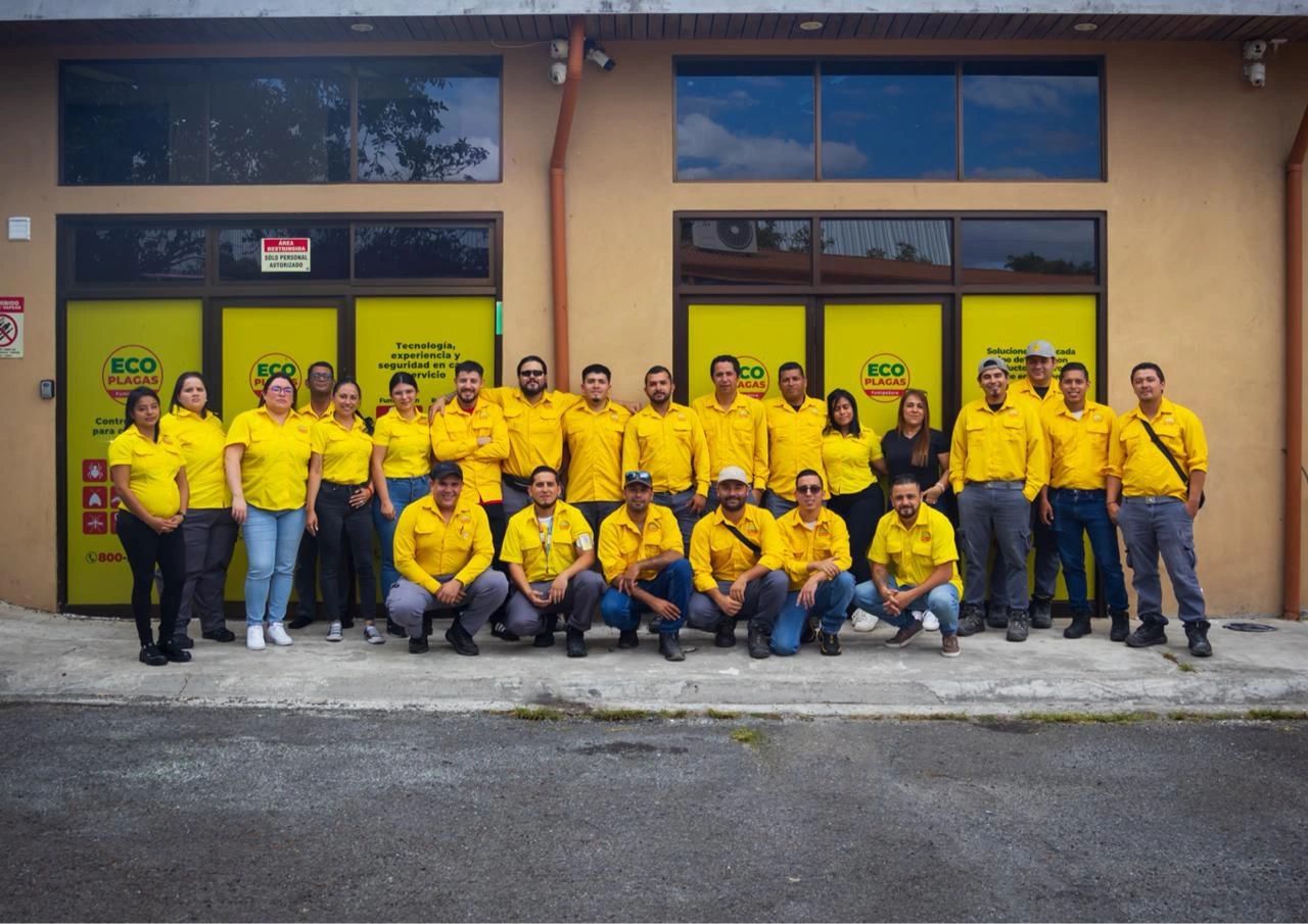 El equipo actual de EcoPlagas frente a sus oficinas